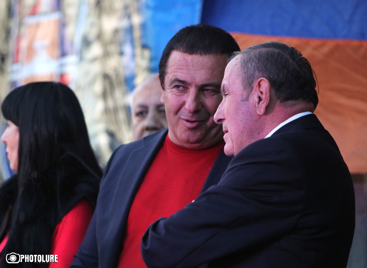 Armenia - Leader of "Prosperous Armenia" party Gagik Tsarukian and former President Levon Ter-Petrosian at an opposition rally in Yerevan, 10Oct2014.