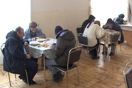 Armenia -- Yerevan's homeless at a temporary shelter provided by municipality and "Hans Christian Kofoed" fund, Yerevan, 23Dec2011