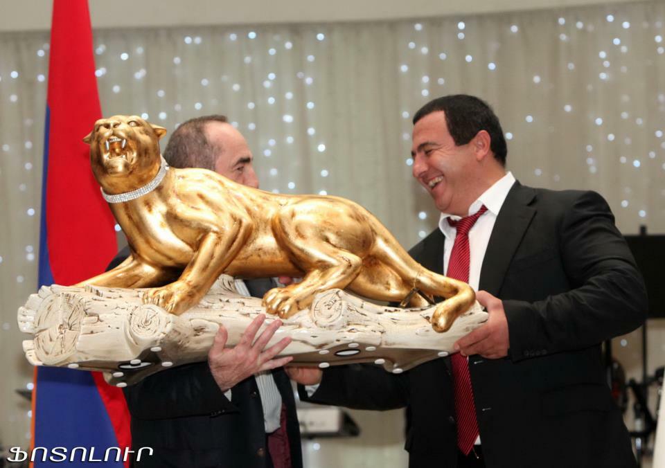 Armenia -- Tycoon Gagik Tsarukian gives a golden lion to ex-president Robert Kocharian, 28Dec2011