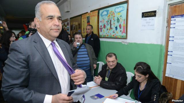 Armenia - Raffi Hovannisian, opposition candidate, at a polling station before casting his vote at the presidential election, Yeravan,18Feb,2013