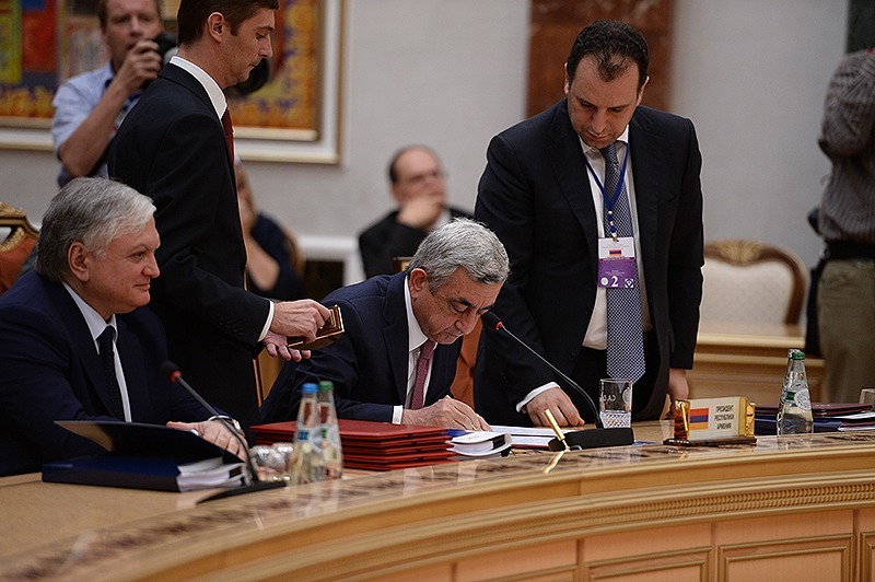 Belarus- Armenian President Serzh Sarkisian signs an accession treaty with the Eurasian Economic Union, Minsk, 10Oct2014.