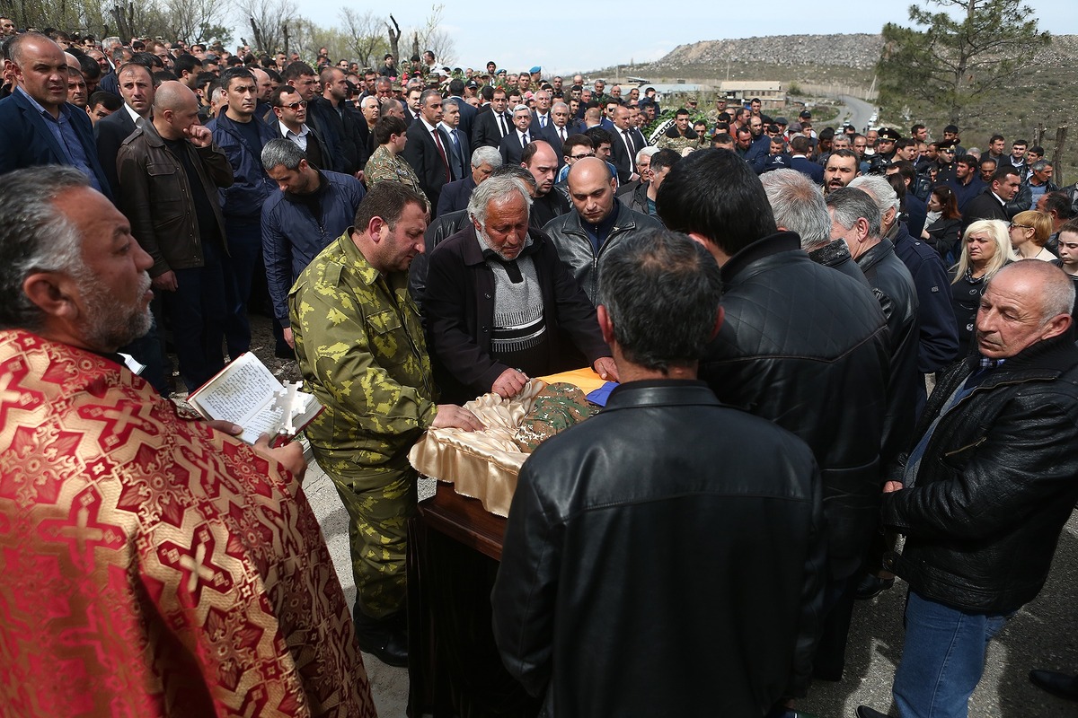 Armenia -- Funeral services of Private Sasoun Mkrtchian – a contract serviceman, scout-gunner who fell during the clashes at the Nagorno Karabakh contact line, Yerablur, Yerevan, 05Apr2016