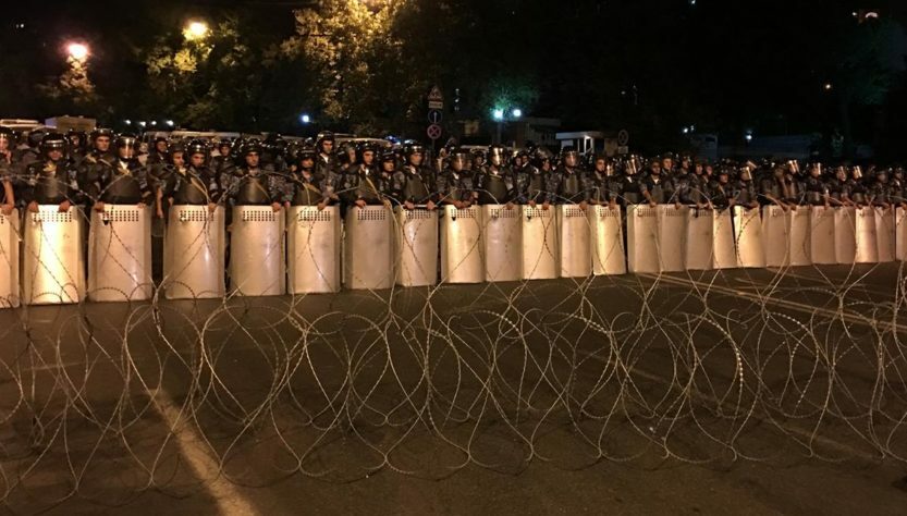 Riot police and barbed wire block protestors from marching down Baghramyan Street in downtown Yerevan on July 30, 2016. © 2016 Giorgi Gogia/Human Rights Watch